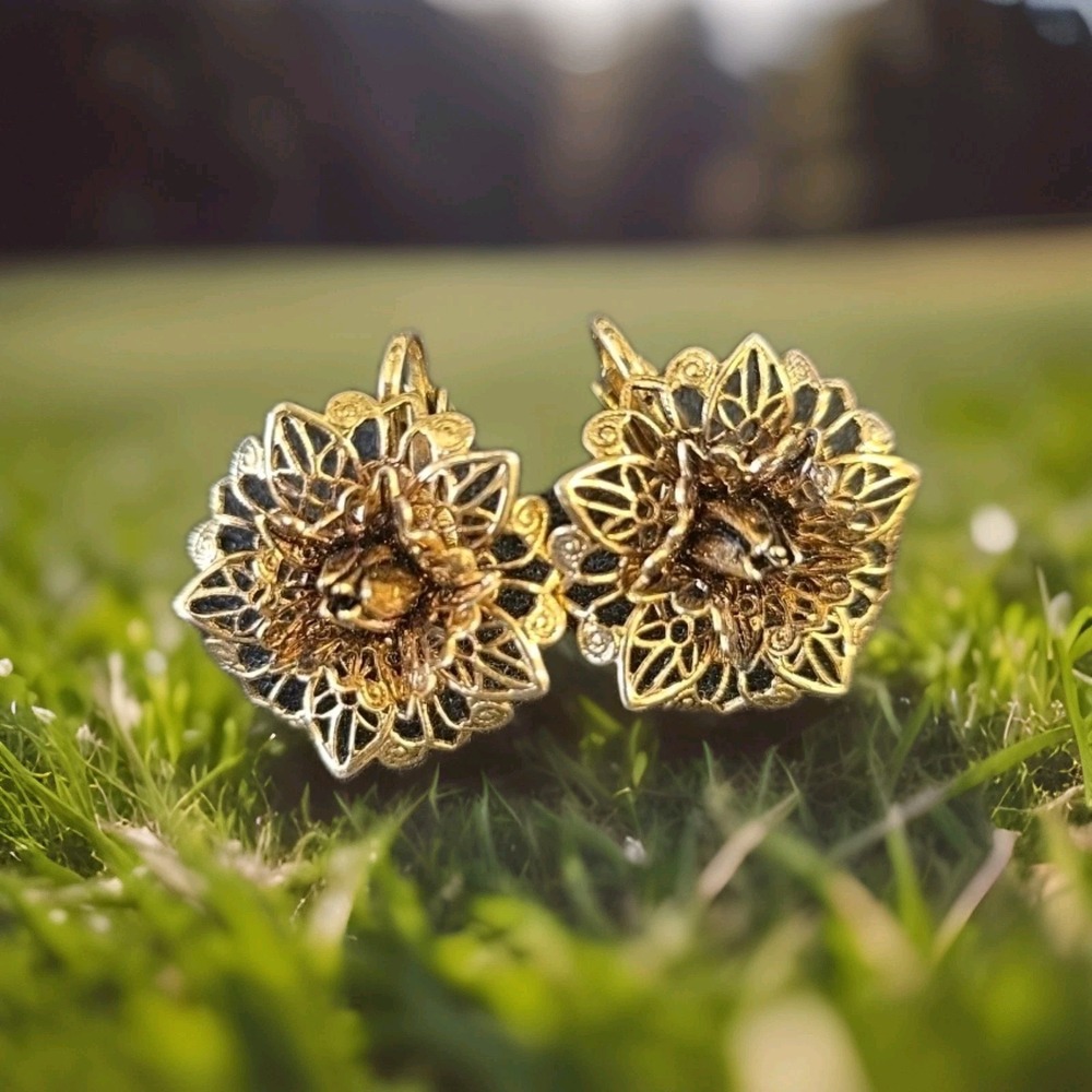 Antique‎ Vintage Gold Tone Filigree Flower  Clip On Earrings